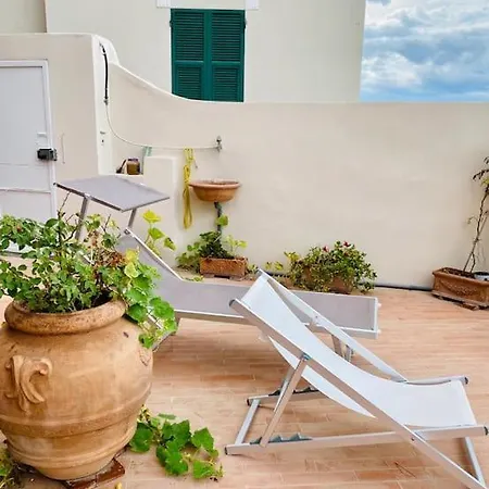 Beautiful Flat With Terrace And Sea View - Free Parking דירה